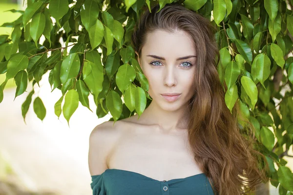 Retrato de una hermosa joven — Foto de Stock