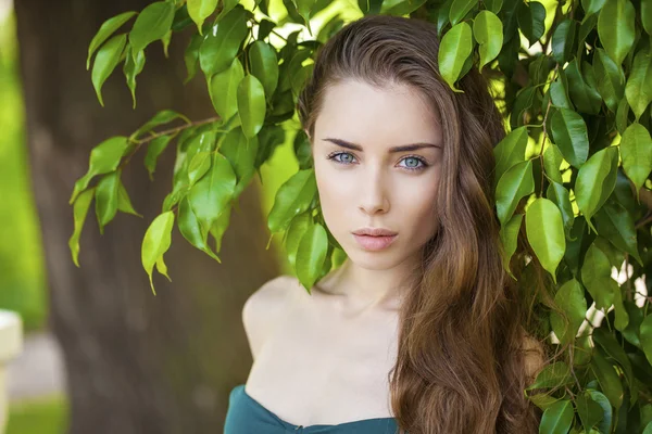 Portrait of beautiful young woman — Stock Photo, Image