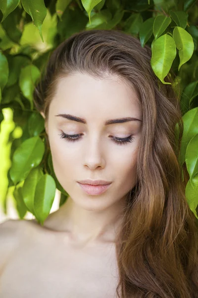 Porträt einer schönen jungen Frau — Stockfoto