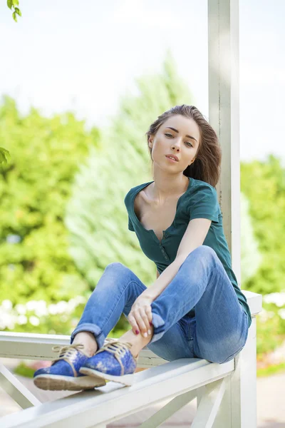 Unga vackra brown haired kvinna i blå jeans — Stockfoto