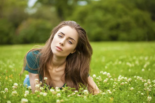 Ursnygg ung vacker kvinna avkopplande i sommaren park — Stockfoto