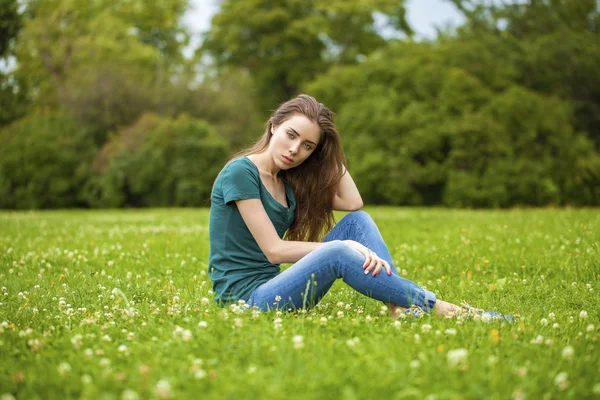 Unga vackra brown haired kvinna i blå jeans — Stockfoto