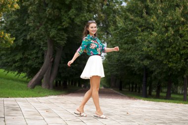 Genç esmer kadın beyaz etek