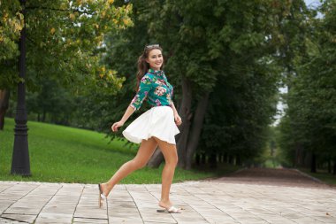 Genç esmer kadın beyaz etek