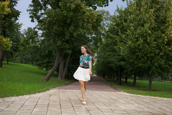 Jeune femme brune en jupe blanche — Photo