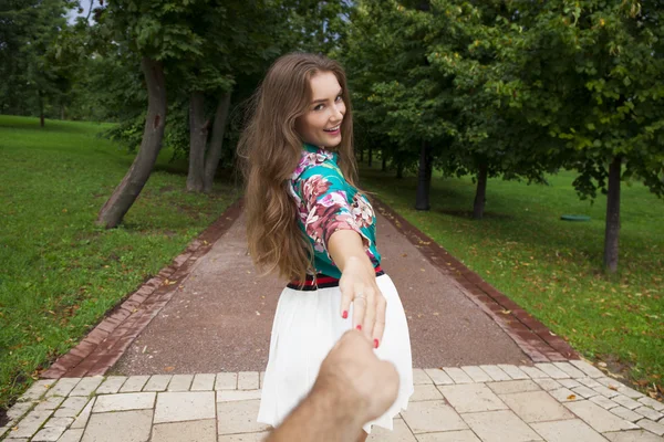 Seguimi, Bella giovane donna tiene la mano di un uomo — Foto Stock