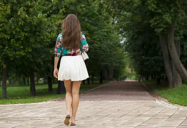 Jonge brunette vrouw — Stockfoto