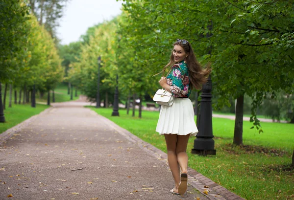 Giovane donna bruna — Foto Stock