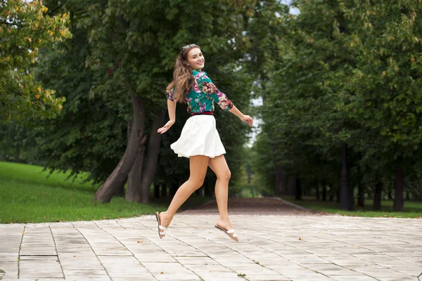 Jonge brunette vrouw in witte rok — Stockfoto