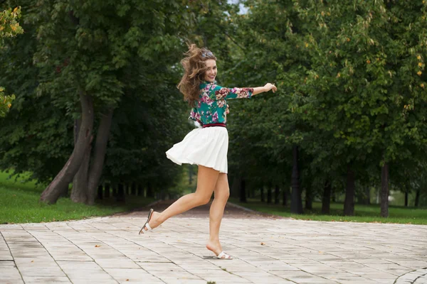Ung brunett kvinna i vit kjol — Stockfoto