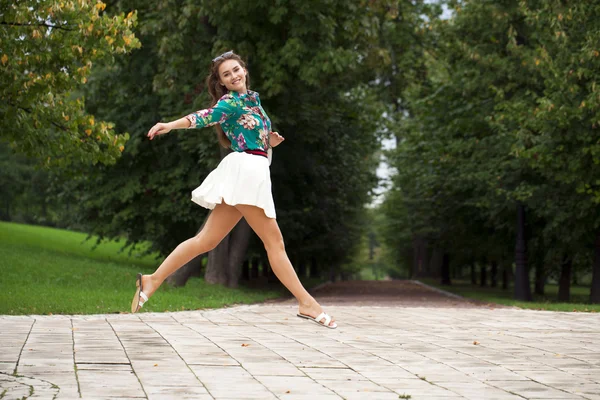 Ung brunett kvinna i vit kjol — Stockfoto