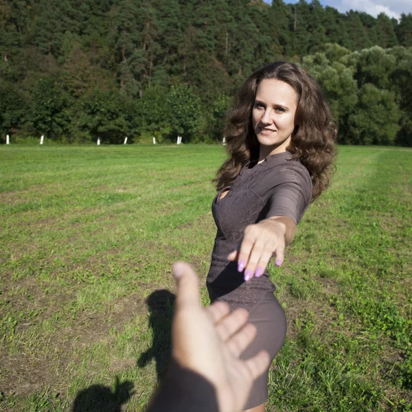 Volg mij, mooie jonge vrouw houdt de hand van een man — Stockfoto