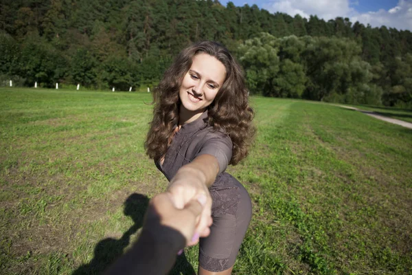 Följ mig, vackra unga kvinna håller handen på en man — Stockfoto