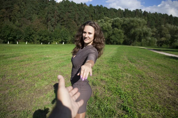 Volg mij, mooie jonge vrouw houdt de hand van een man — Stockfoto