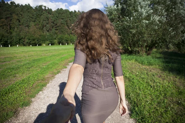 Volg mij, mooie jonge vrouw houdt de hand van een man — Stockfoto