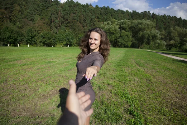 Pojďte za mnou, krásná mladá žena drží ruku muže — Stock fotografie