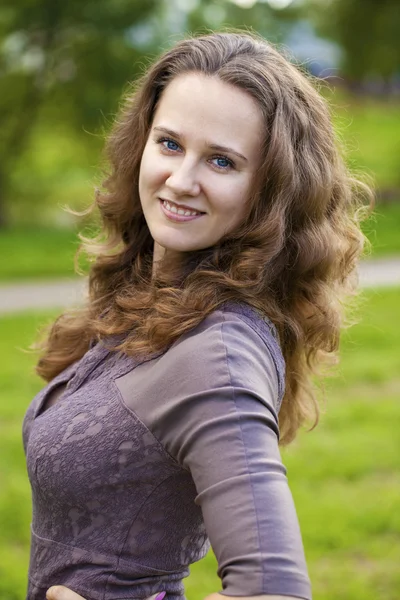 Retrato de hermosa joven feliz mujer — Foto de Stock