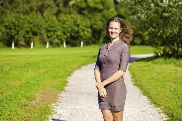 Porträt einer schönen jungen glücklichen Frau — Stockfoto