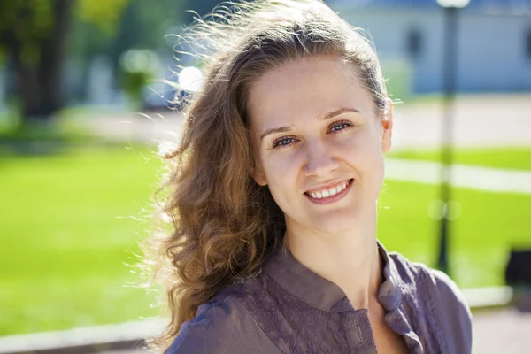 Retrato de hermosa joven feliz mujer —  Fotos de Stock