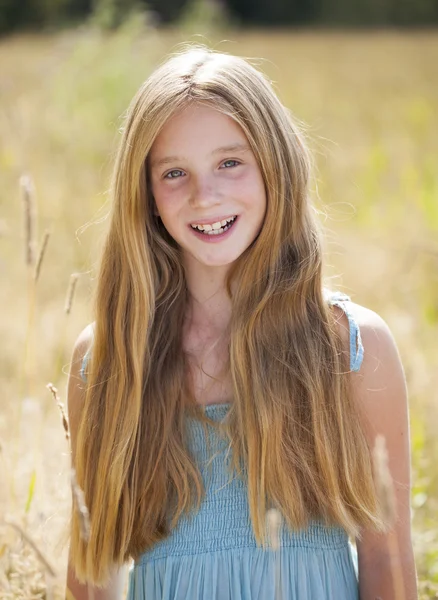 Porträtt av en vacker ung blond liten flicka — Stockfoto