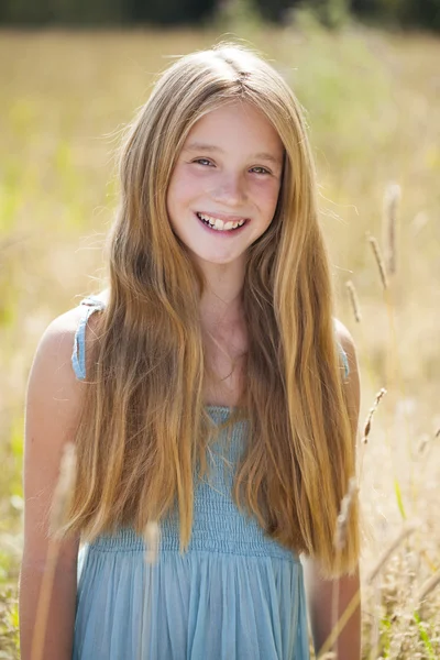 美しい若い金髪少女の肖像画 — ストック写真