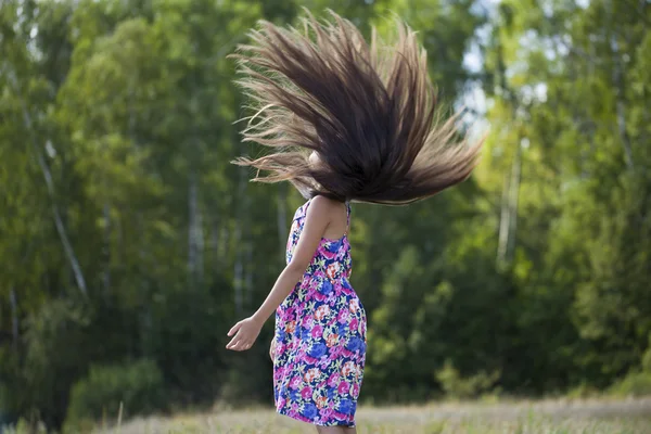 Porträtt av en vacker ung flicka — Stockfoto