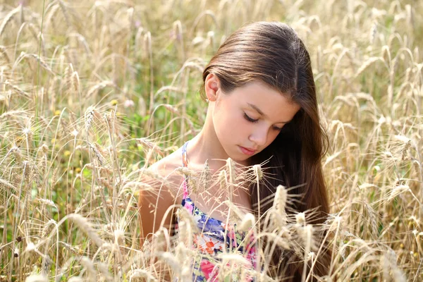 아름 다운 작은 소녀 여름 필드 실행 — 스톡 사진