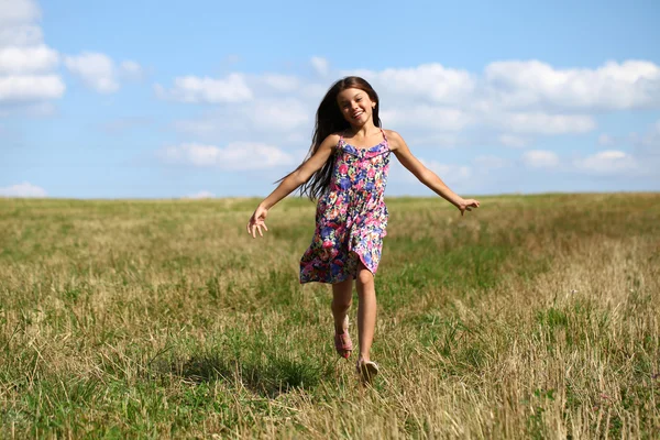 Hermosa niña corriendo campo de verano — Foto de Stock