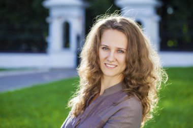 güzel genç mutlu kadın portresi 