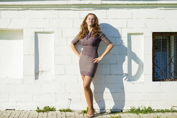 Jovem mulher bonita em vestido marrom — Fotografia de Stock