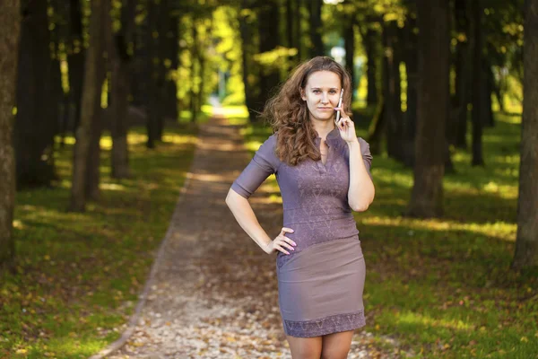 Porträt einer schönen jungen glücklichen Frau — Stockfoto