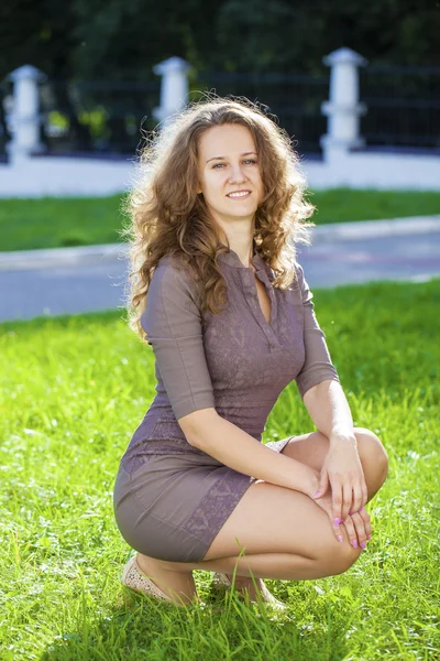 Retrato de bela jovem mulher feliz — Fotografia de Stock