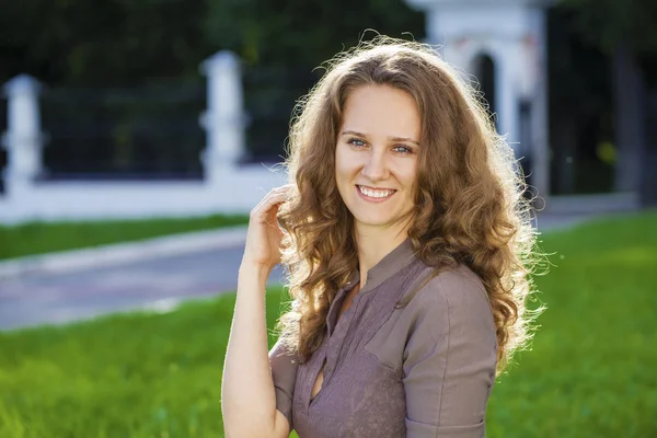 Retrato de bela jovem mulher feliz — Fotografia de Stock