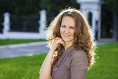 güzel genç mutlu kadın portresi 