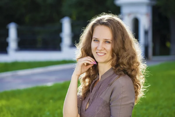 Portret van mooie jonge gelukkig vrouw — Stockfoto