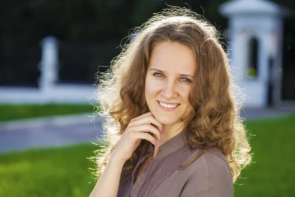 Retrato de hermosa joven feliz mujer — Foto de Stock