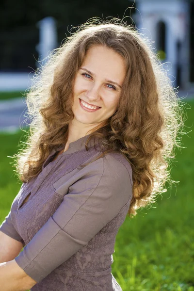 Retrato de hermosa joven feliz mujer —  Fotos de Stock