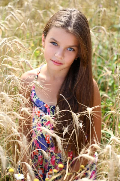 Schöne junge Mädchen läuft Sommer Feld — Stockfoto