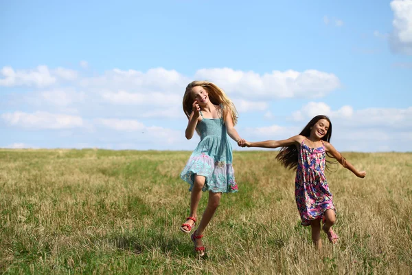 Duas meninas correndo no campo de verão — Fotografia de Stock