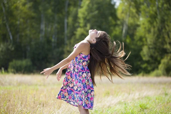 Retrato de una hermosa niña — Foto de Stock