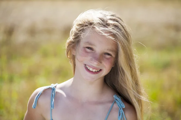 Retrato de una hermosa niña —  Fotos de Stock