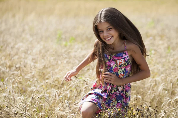 Vacker ung liten flicka kör sommaren sätter — Stockfoto