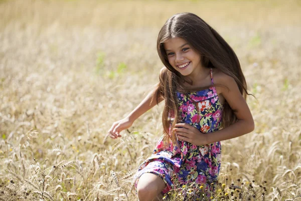 Schöne junge Mädchen läuft Sommer Feld — Stockfoto