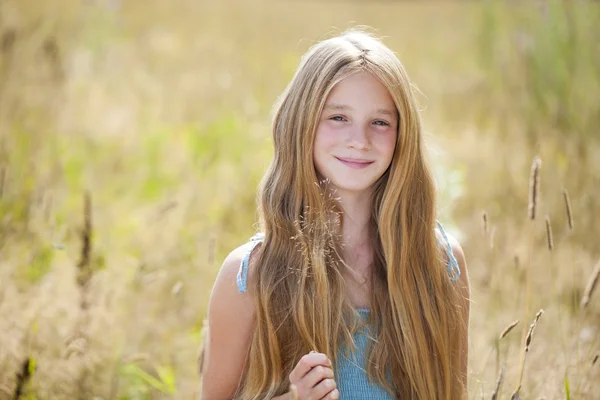 Beautiful young little girl running summer field — Stock Photo, Image