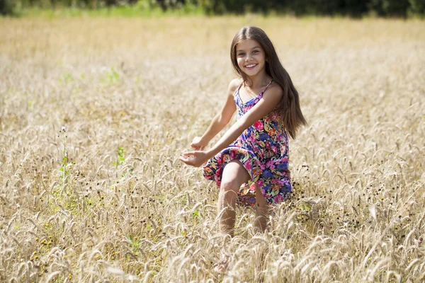 Schöne junge Mädchen läuft Sommer Feld — Stockfoto