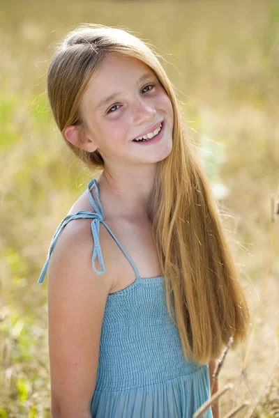 Портрет красивої молодої блондинки дівчинки — стокове фото