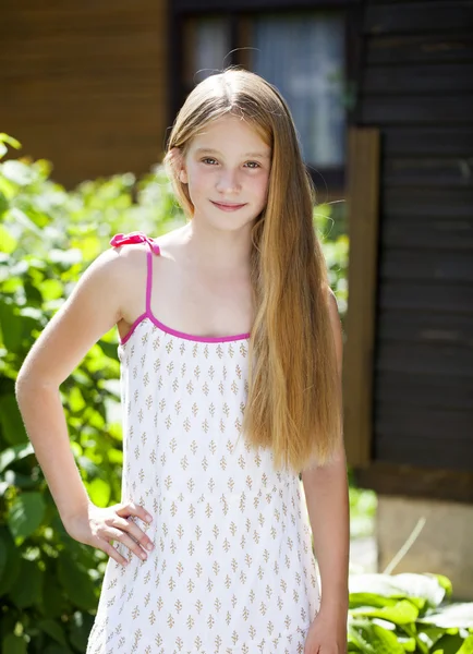 Retrato de uma linda jovem loira menina — Fotografia de Stock