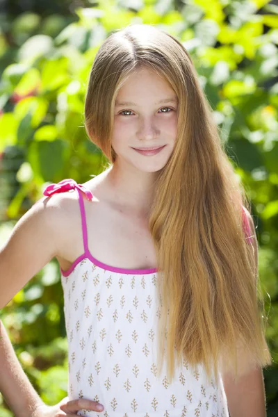 Retrato de uma linda jovem loira menina — Fotografia de Stock