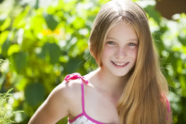 Retrato de una hermosa jovencita rubia — Foto de Stock