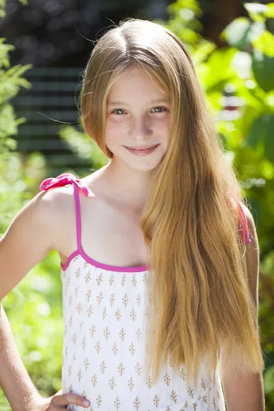 Retrato de uma linda jovem loira menina — Fotografia de Stock